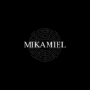 Mikamiel — Indices Parfums, visuel typographique sur fond noir.