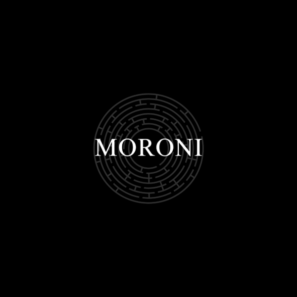 Moroni — Indices Parfums, visuel typographique sur fond noir.